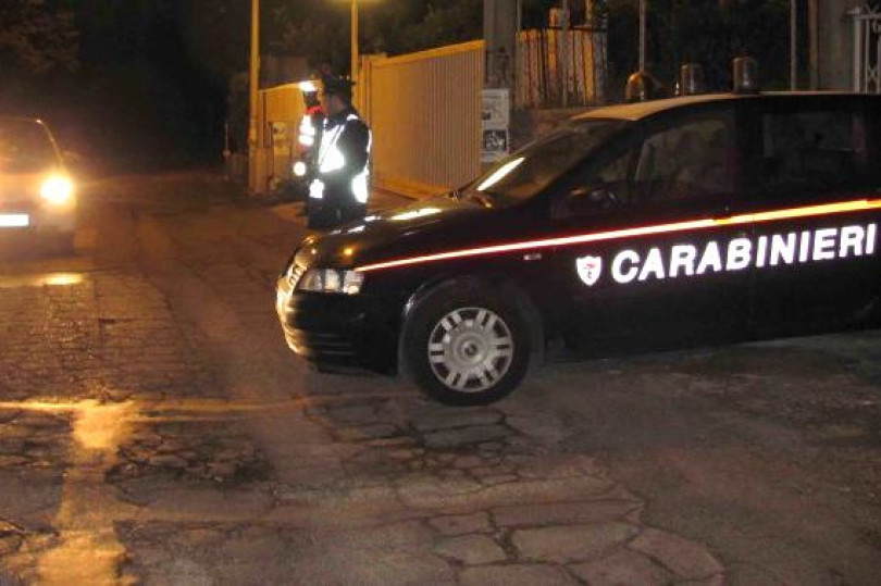 Fugge all’alt dei Carabinieri e va a sbattere contro un’abitazione